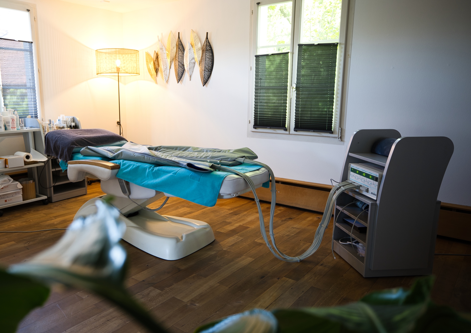 Behandlungsliege im Behandlungsraum der FREQUENZ-THERAPIE BEWEI-VON ROTZ
