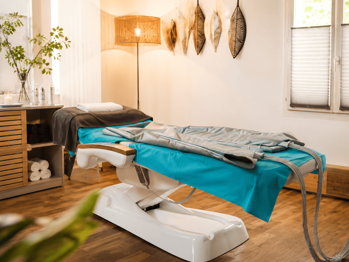 Behandlungsliege mit Lymphdrainage-Anzug in der FREQUENZ-THERAPIE BEWEI-VON ROTZ