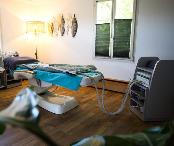 Behandlungsliege mit Gerät für mechanische Lymphdrainage in der FREQUENZ-THERAPIE BEWEI-VON ROTZ